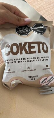 Brownie keto con helado de vainilla cubierto con chocolate de leche