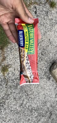 CRISPY CREAMY WAFER BAR BLUEBERRY