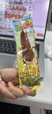 Helado cremoso sabor natural de banana cubierto de chocolate