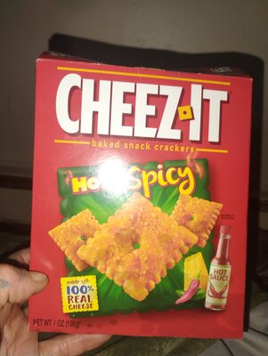 Hot & spicy baked snack crackers