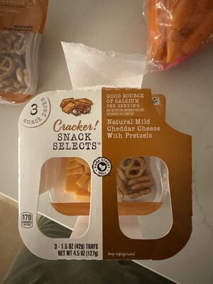 Natural Mild Cheddar Cheese With Pretzels