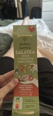 SAŁATKA CEZAR Z PIECZONYM KURCZAKIEM