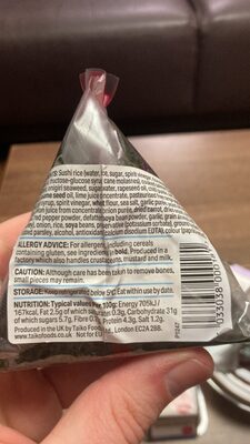 鮭おにぎり SWEET CHILLI SALMON ONIGIRI Sushi rice ball filled with spicy salmon mayonnaise wrapped in seaweed