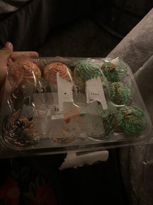 Vanilla cupcakes with buttercreme icing, vanilla