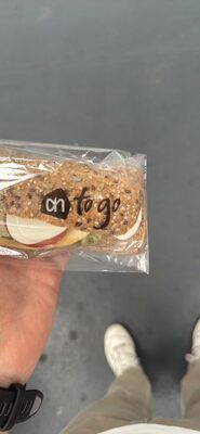 Volkoren meerzadenbroodje met 10% kaas, ham, tomaat, komkommer, lollo bionda en gekookt ei